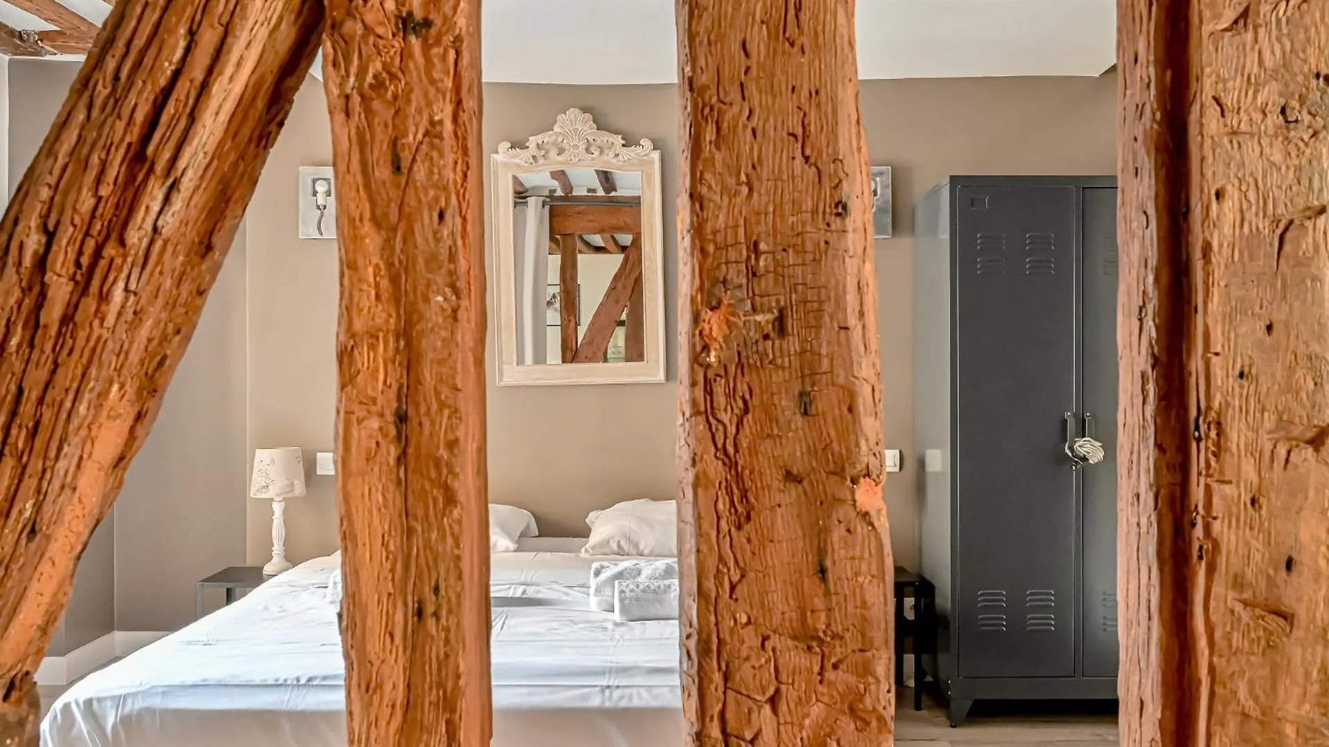 Apartment Grand 2 Pieces Typique Du Marais Paris